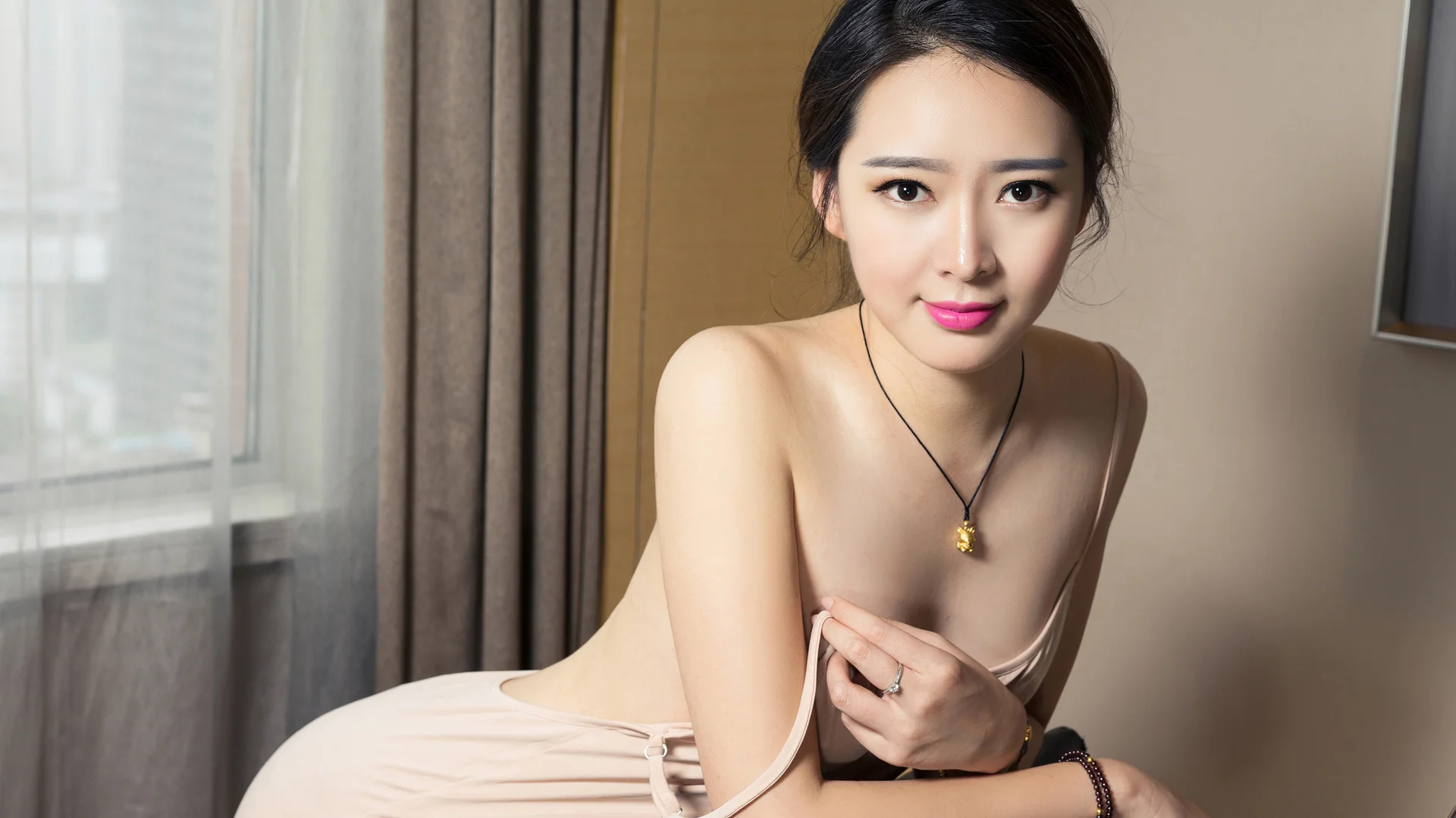 肤白气质美女佩戴项链戒指手链涂着粉色口红身穿浅色吊带裙在室内优雅拍摄写真 4K - 4K - 静态电脑壁纸 - 美女