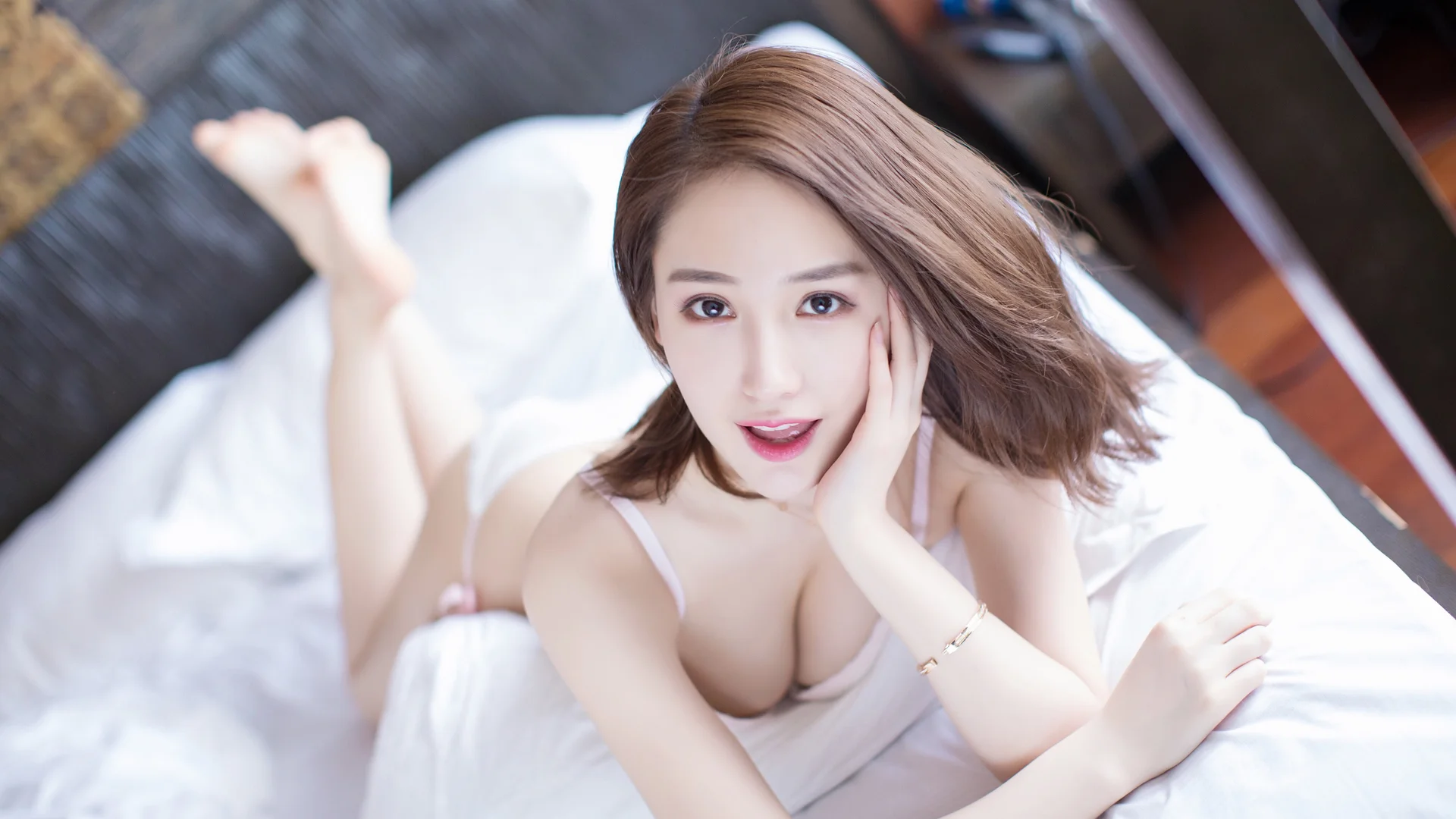 肤白长发气质美女身穿白色内衣在室内优雅地侧身趴着一只手托腮温柔地看着镜头4k - 4K - 静态电脑壁纸 - 美女