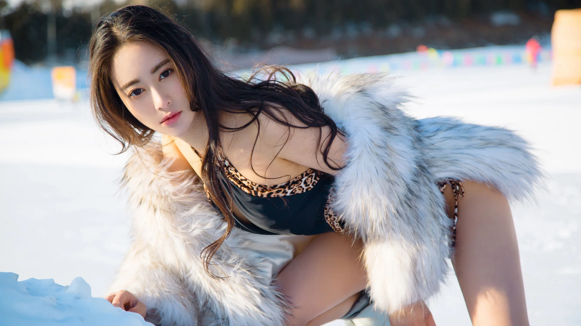 长发肤白优雅少女穿豹纹泳装在雪地中展现冬日性感魅力的人像摄影作品 4K - 4K - 静态电脑壁纸 - 美女