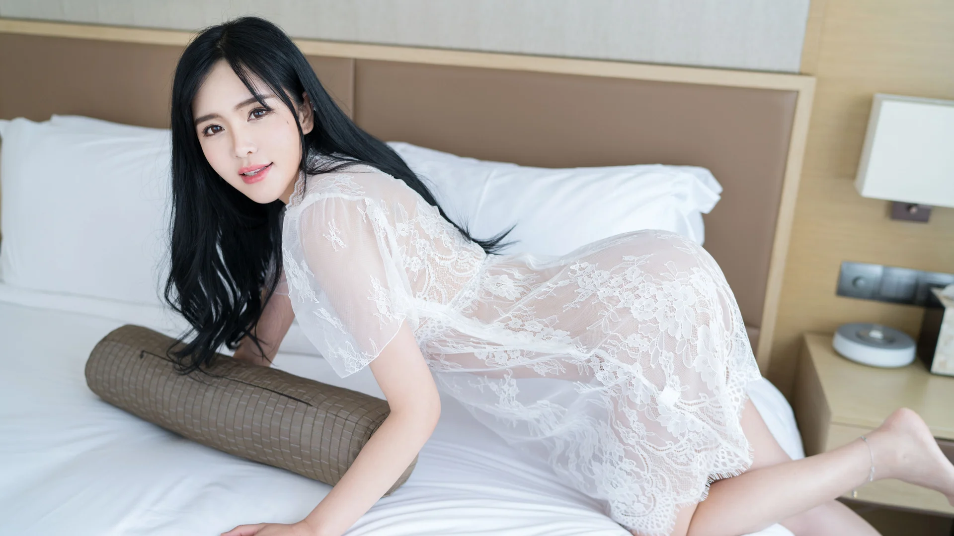 长发肤白优雅女生身穿白色蕾丝睡裙侧卧在柔软床铺上沐浴在室内柔和光线下营造出宁静而唯美的氛围 4K - 4K - 静态电脑壁纸 - 美女