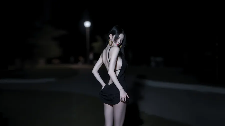 长发肤白气质美女身着黑色连衣裙在夜晚路灯下展现优雅神秘的背影摄影 5k - 5K - 静态电脑壁纸 - 美女